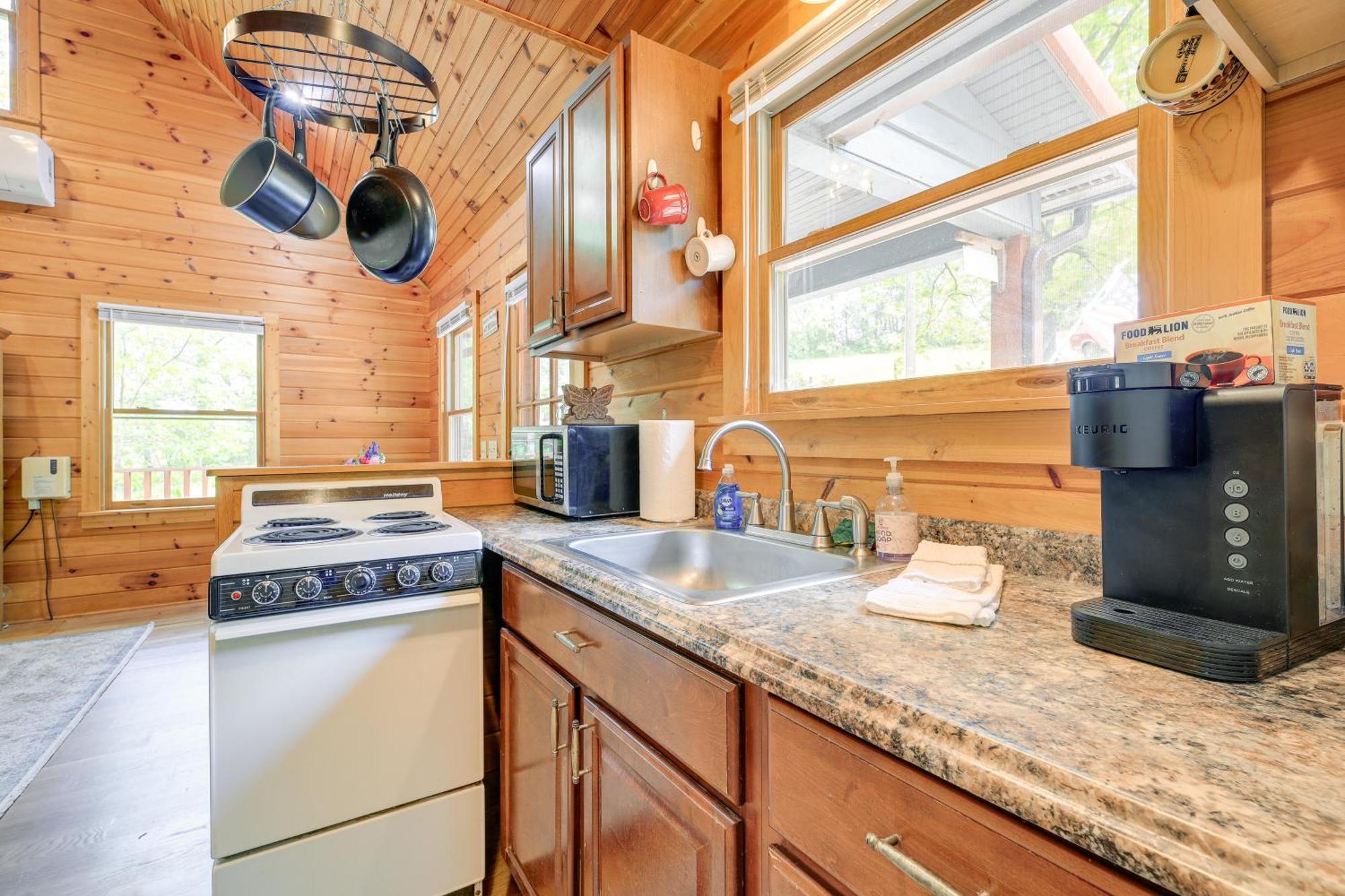 Quaint Blue Ridge Cabin Rental With On-Site Stream! Sparta المظهر الخارجي الصورة
